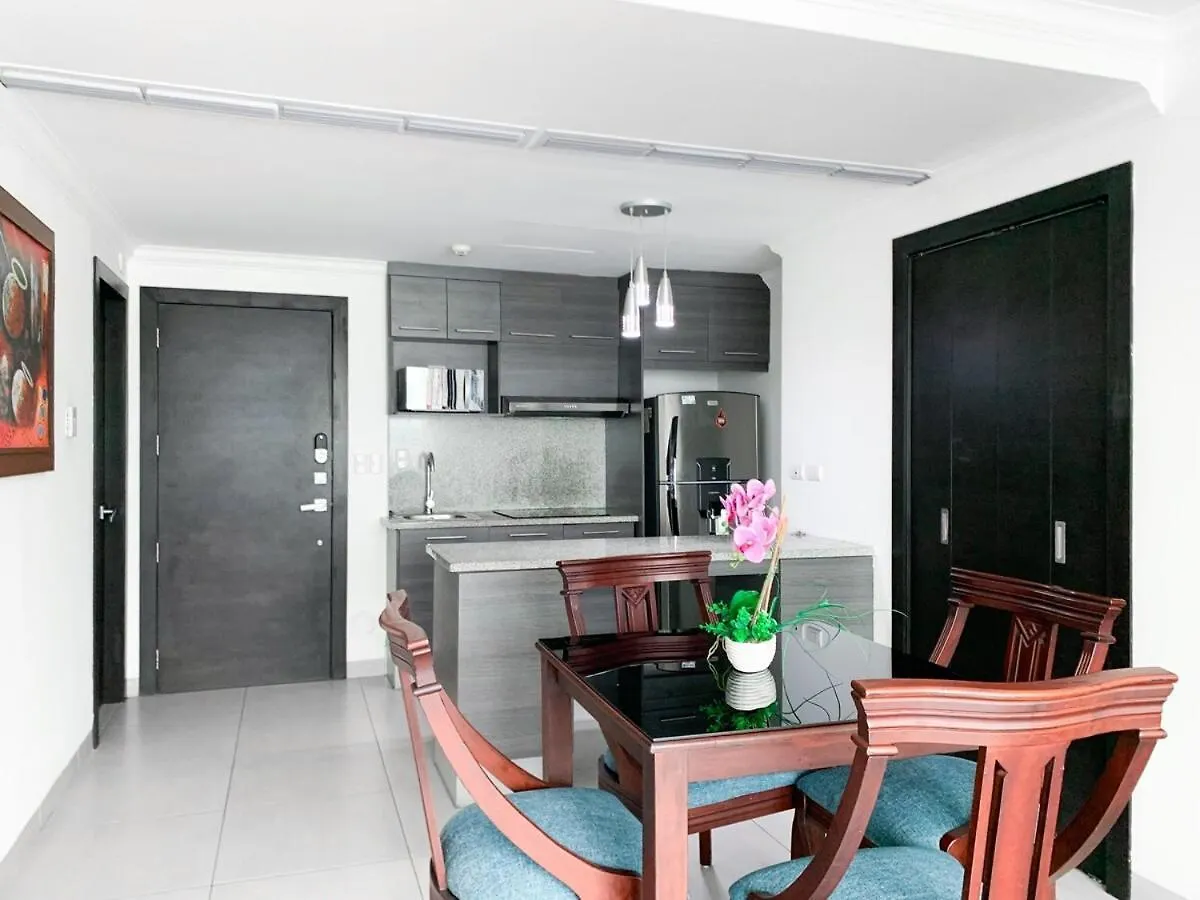 2 Dormitorios, 3 Camas, Parqueo, Piscina, Piso Alto Guayaquil Apartment