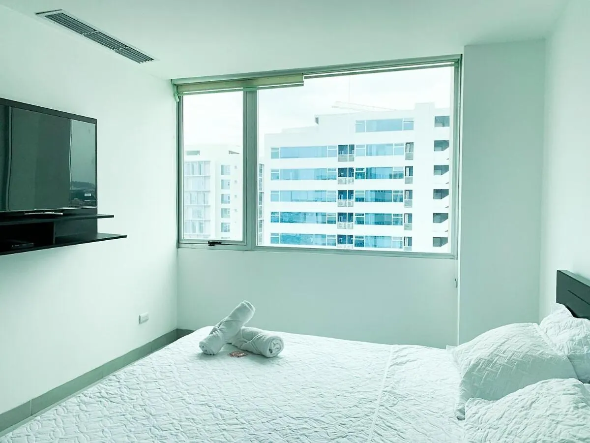 2 Dormitorios, 3 Camas, Parqueo, Piscina, Piso Alto Guayaquil Apartment