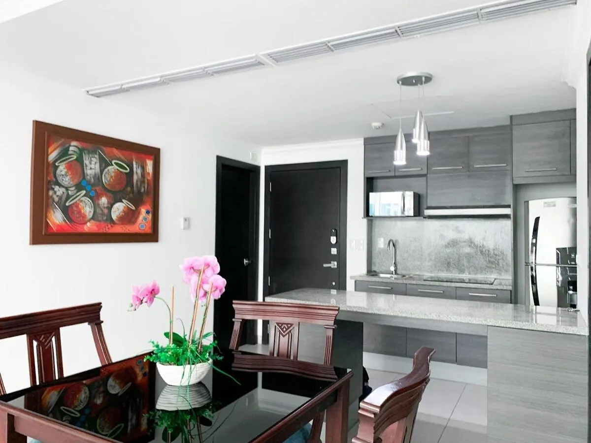 2 Dormitorios, 3 Camas, Parqueo, Piscina, Piso Alto Guayaquil Apartment