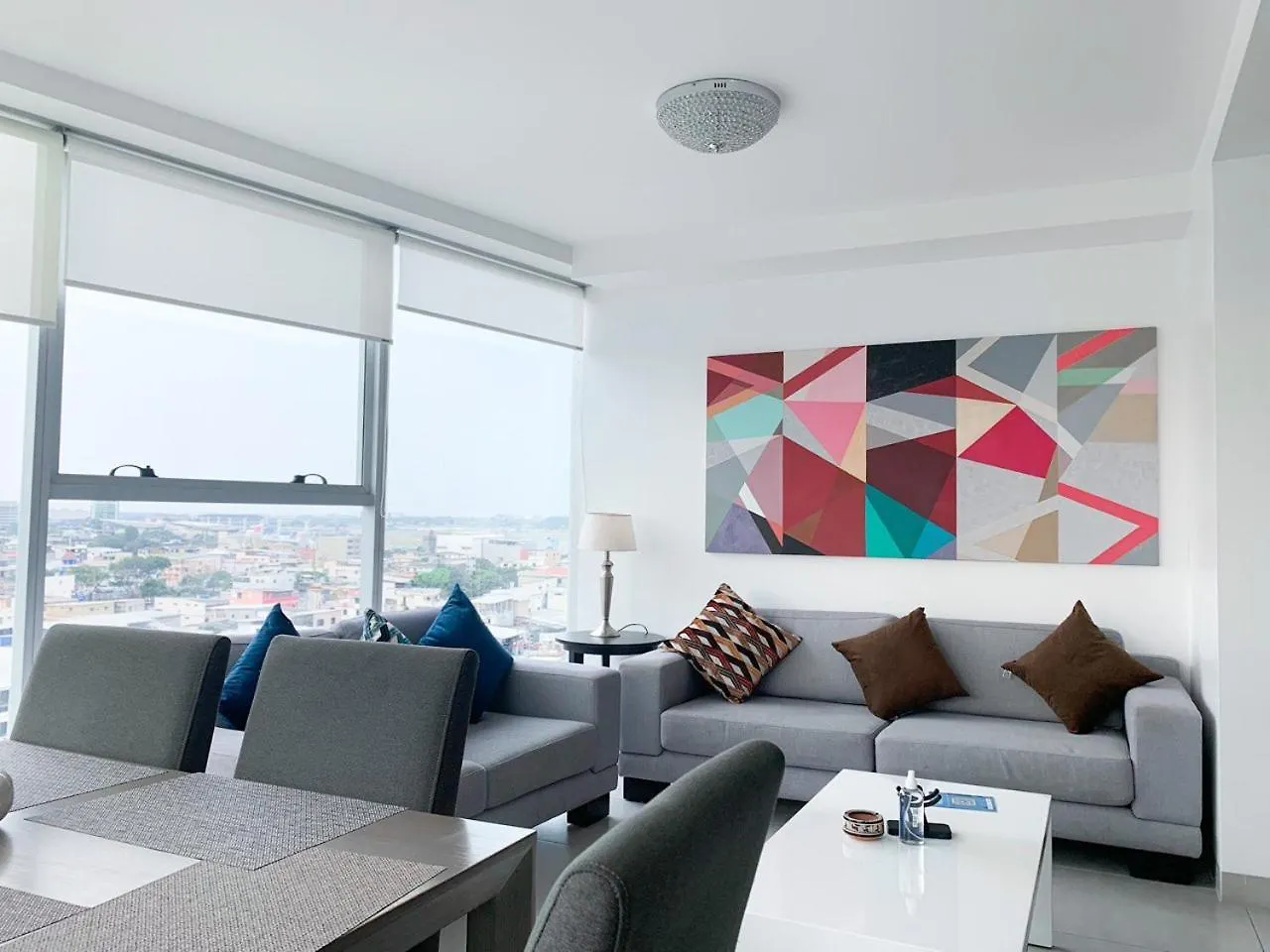 2 Dormitorios, 3 Camas, Parqueo, Piscina, Piso Alto Guayaquil Apartment