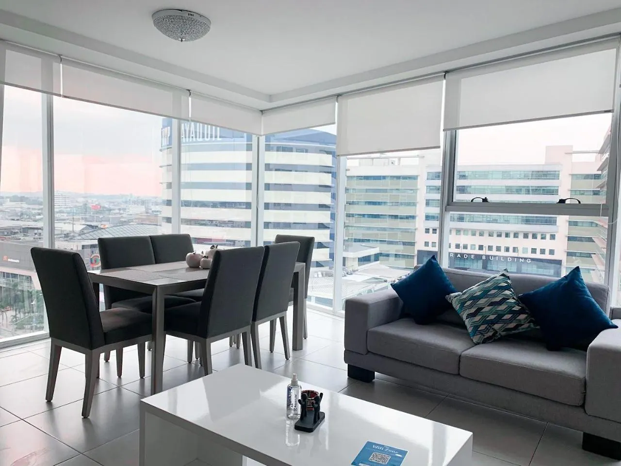 Apartment 2 Dormitorios, 3 Camas, Parqueo, Piscina, Piso Alto Guayaquil Ecuador