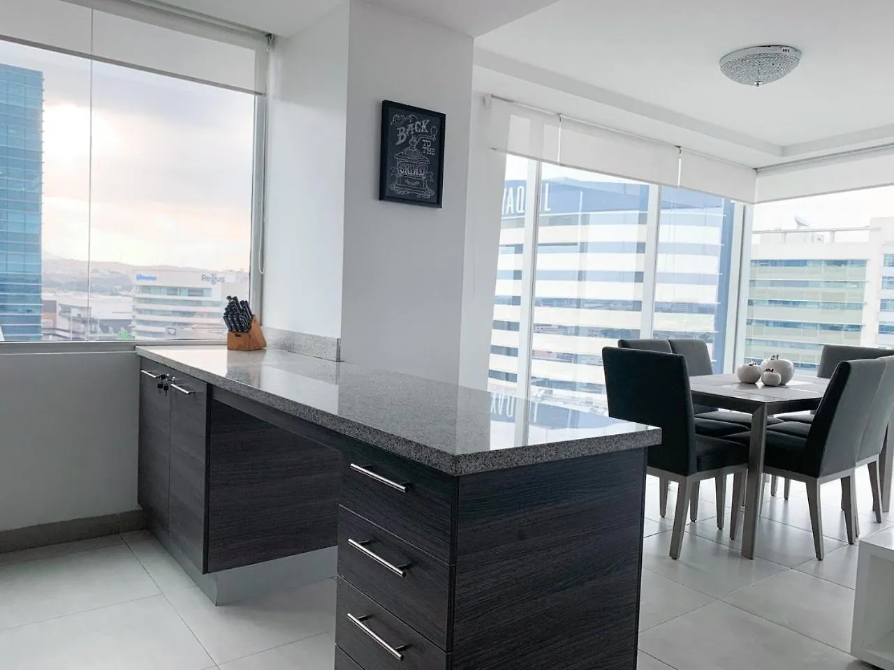2 Dormitorios, 3 Camas, Parqueo, Piscina, Piso Alto Guayaquil Ecuador