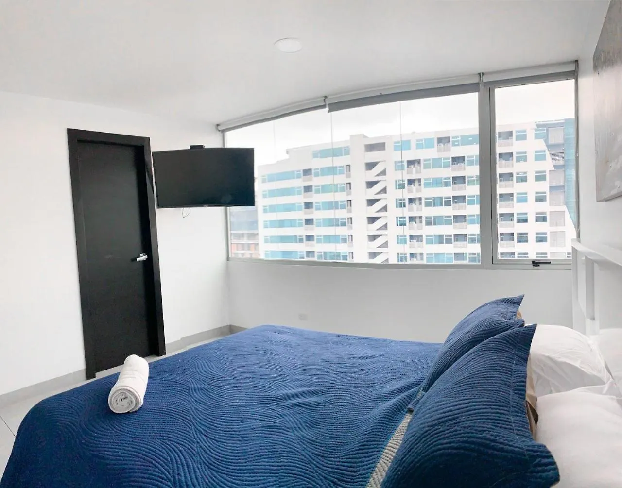 Apartment 2 Dormitorios, 3 Camas, Parqueo, Piscina, Piso Alto Guayaquil