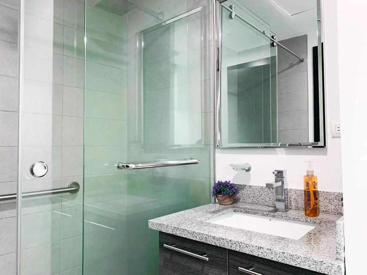 2 Dormitorios, 3 Camas, Parqueo, Piscina, Piso Alto Guayaquil Apartment