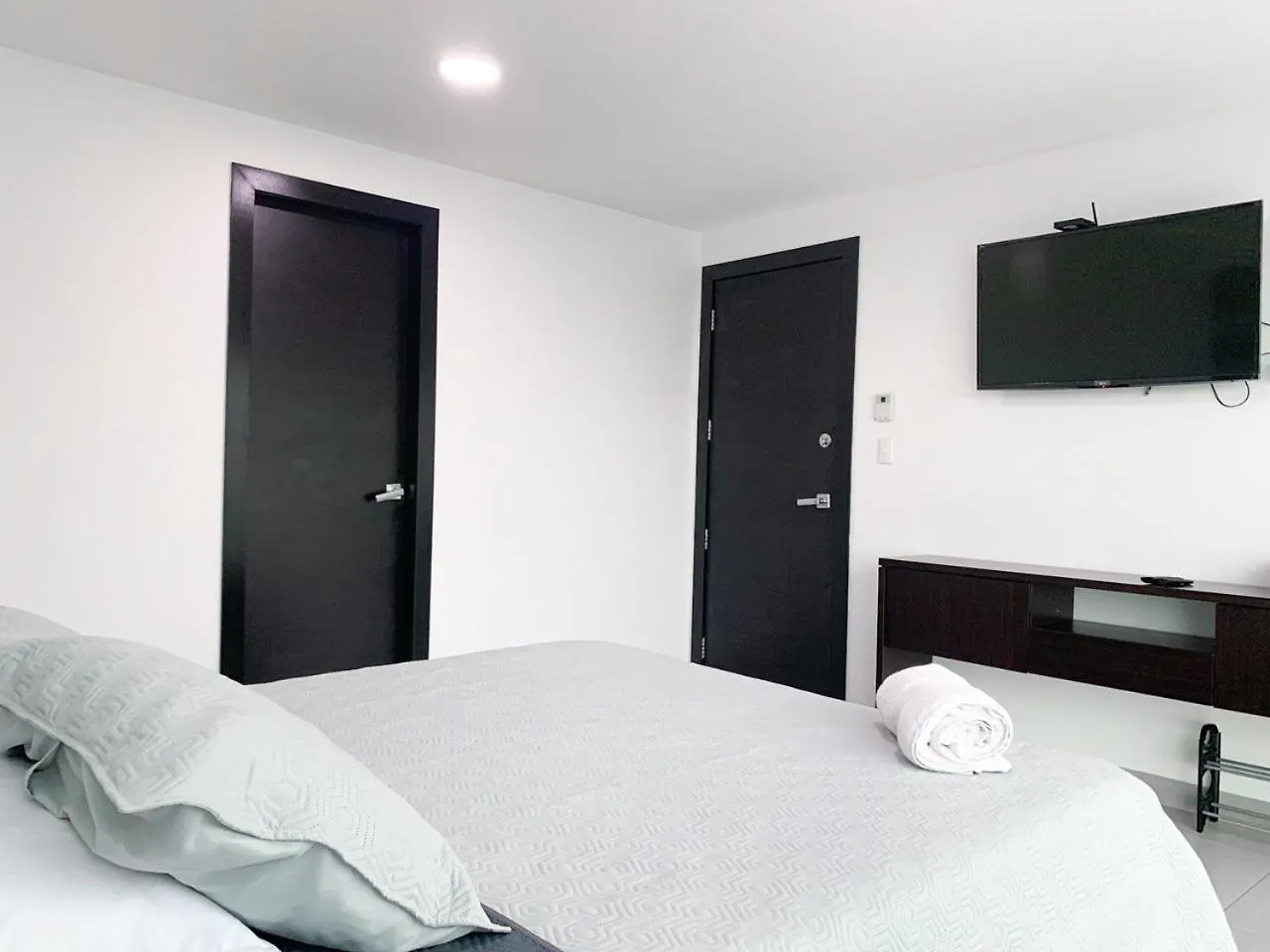 2 Dormitorios, 3 Camas, Parqueo, Piscina, Piso Alto Guayaquil Apartment