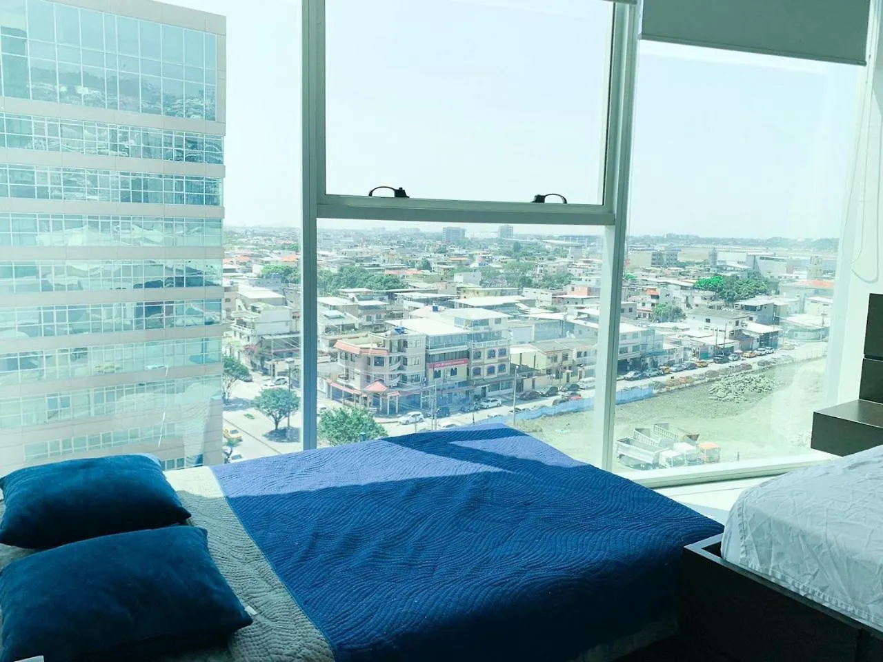 2 Dormitorios, 3 Camas, Parqueo, Piscina, Piso Alto Guayaquil