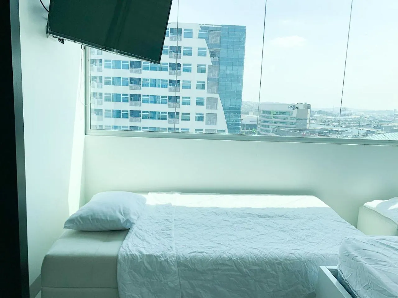 2 Dormitorios, 3 Camas, Parqueo, Piscina, Piso Alto Guayaquil Ecuador