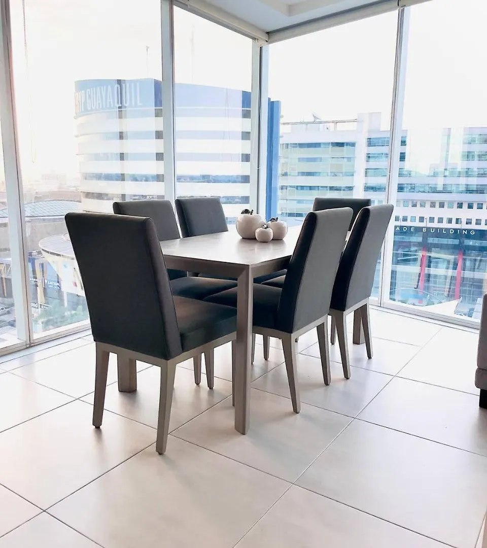 2 Dormitorios, 3 Camas, Parqueo, Piscina, Piso Alto Guayaquil Apartment